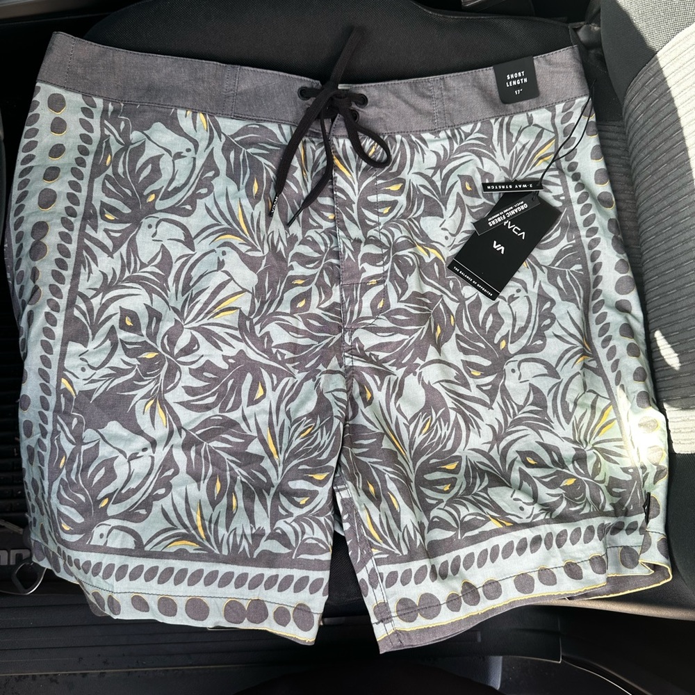 BNWT RVCA boardshorts never used short style 17"